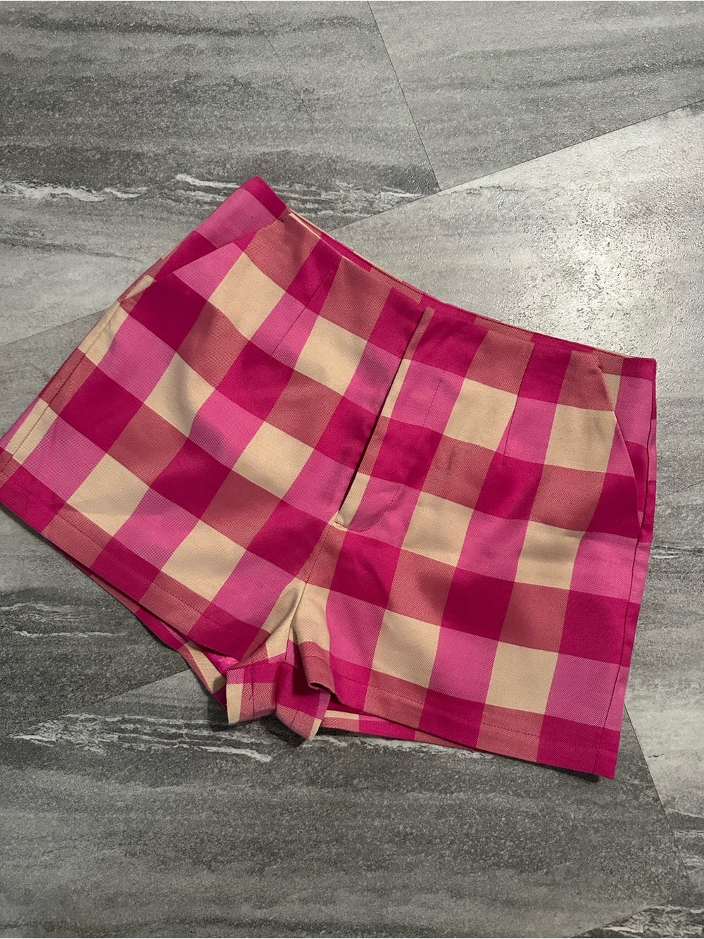 NWOT Avec Les Filles plaid tailored shorts in pink and beige size 8